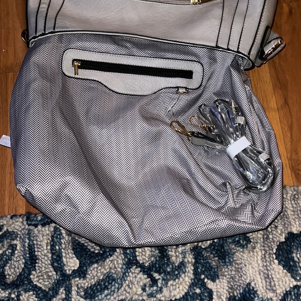 Le Miel Crossbody Purse!🩶 - Picture 5 of 8